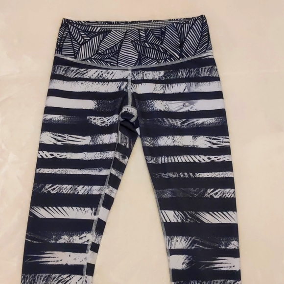 Lululemon Wunder Under Crop II - Picture 6 of 8